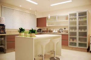 Cheerful_Brown_White_Modern_Kitchen_Island