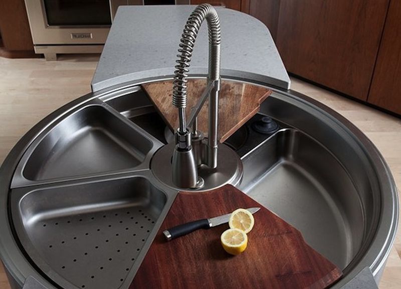 Rotating Sink with Cutting Board and Colander